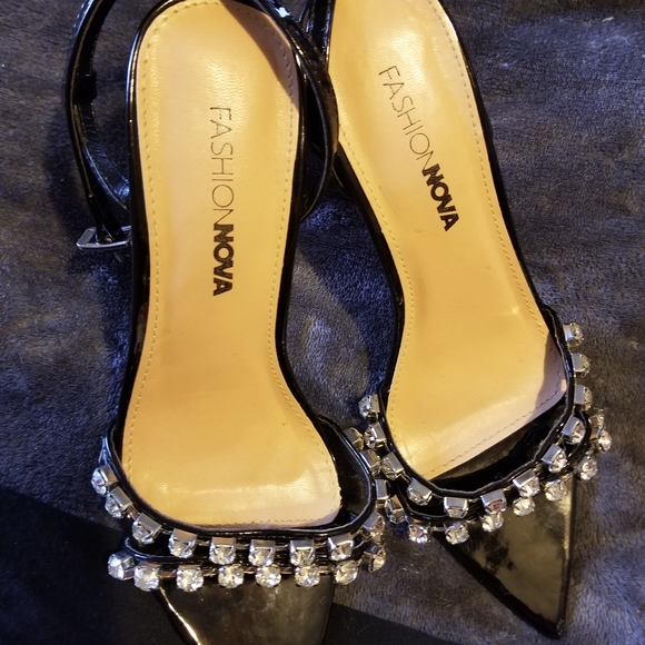 Fashion nova black studded heel with bonus large tee that fits med/lrge - Picture 2 of 8